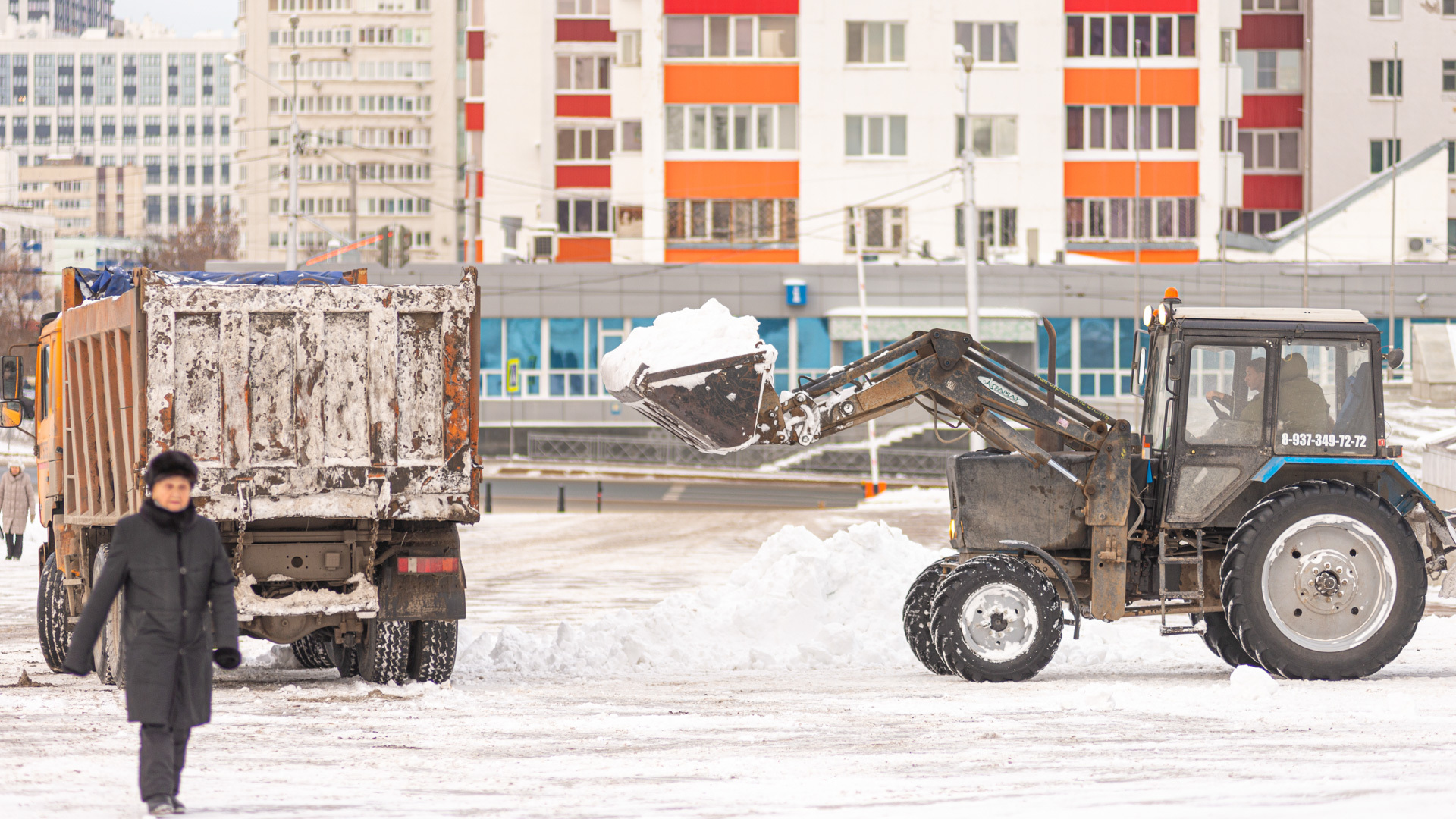 Снег в центре Уфы заметили жители в 40-градусную жару
