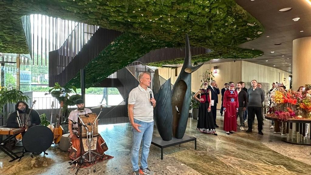 На курорте Сбера на Алтае представили коллекцию всемирно известного скульптора