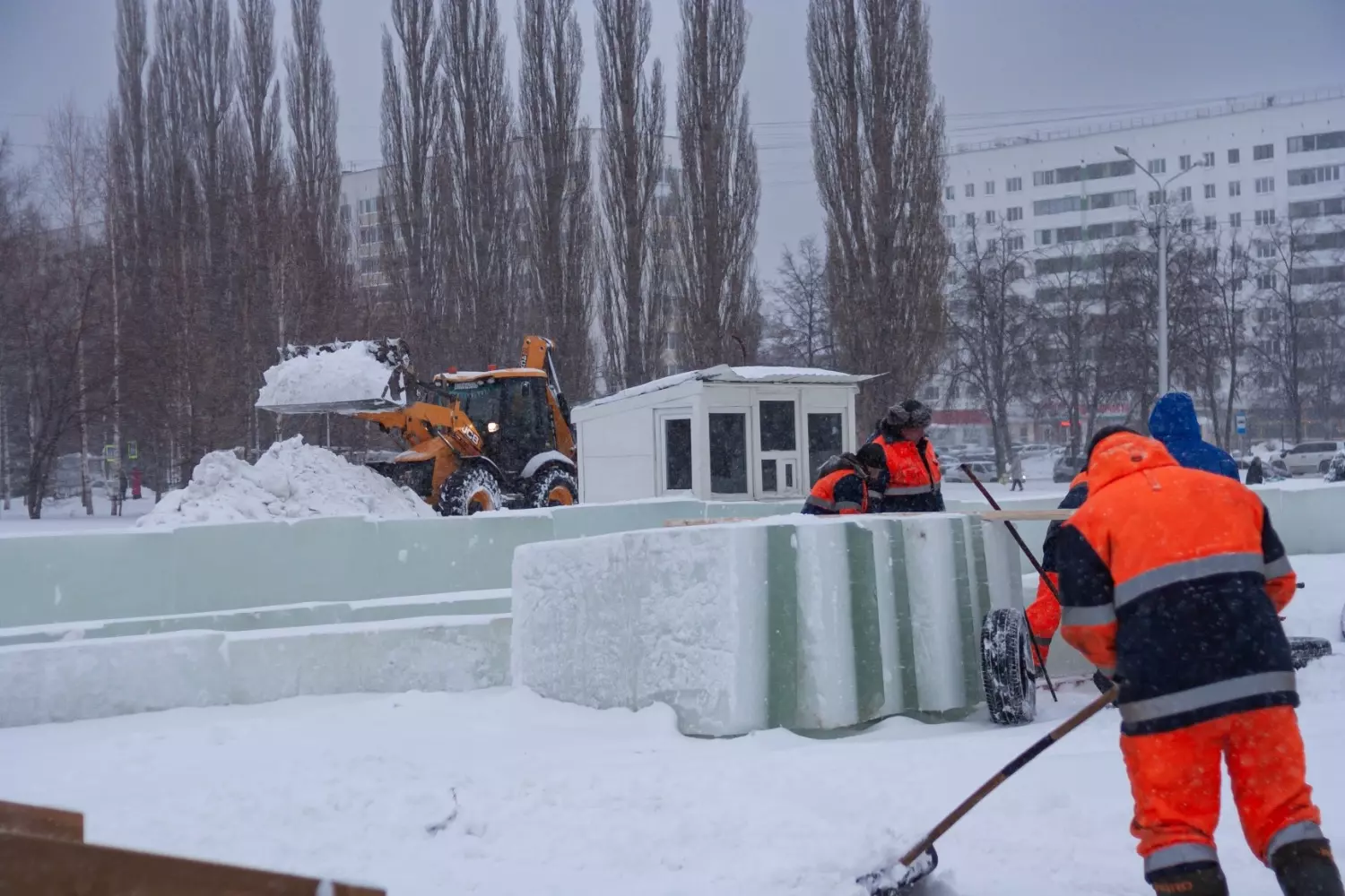 Работникам, воздвигающим ледовый городок перед Дворцом спорта, приходилось выполнять несколько функций