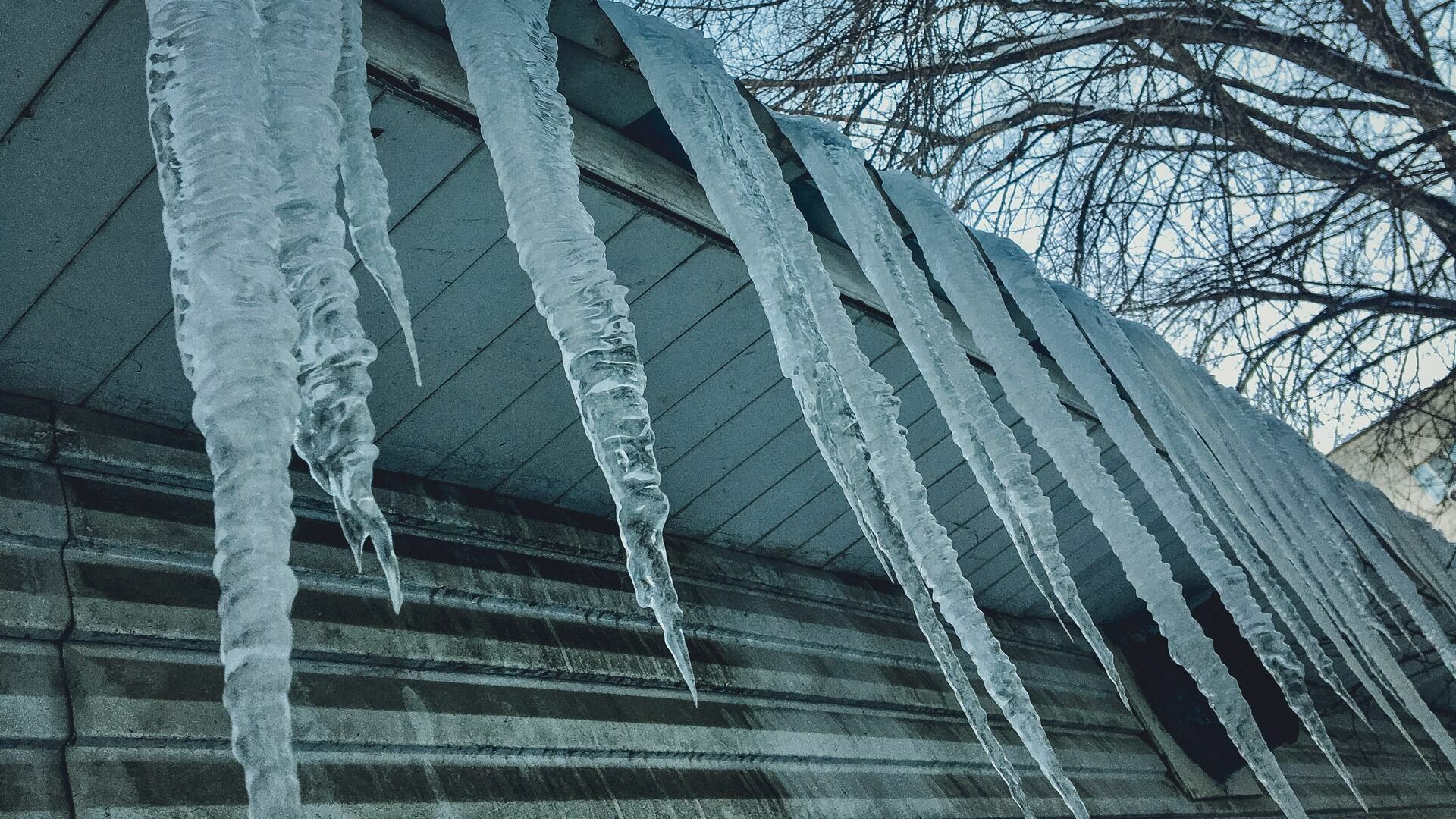 В падении льда с крыши на ребенка в Стерлитамаке обвинили хозяина незаконного балкона
