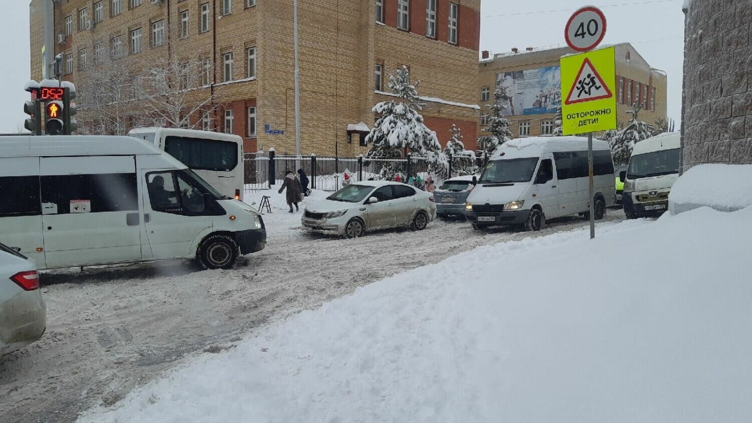 Микроавтобусы с трудом преодолевают снежную кашу