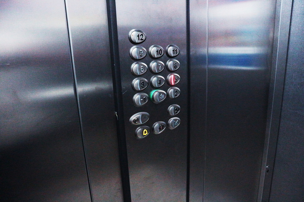 В Уфе спасатели вызволили из лифта четырех человек
