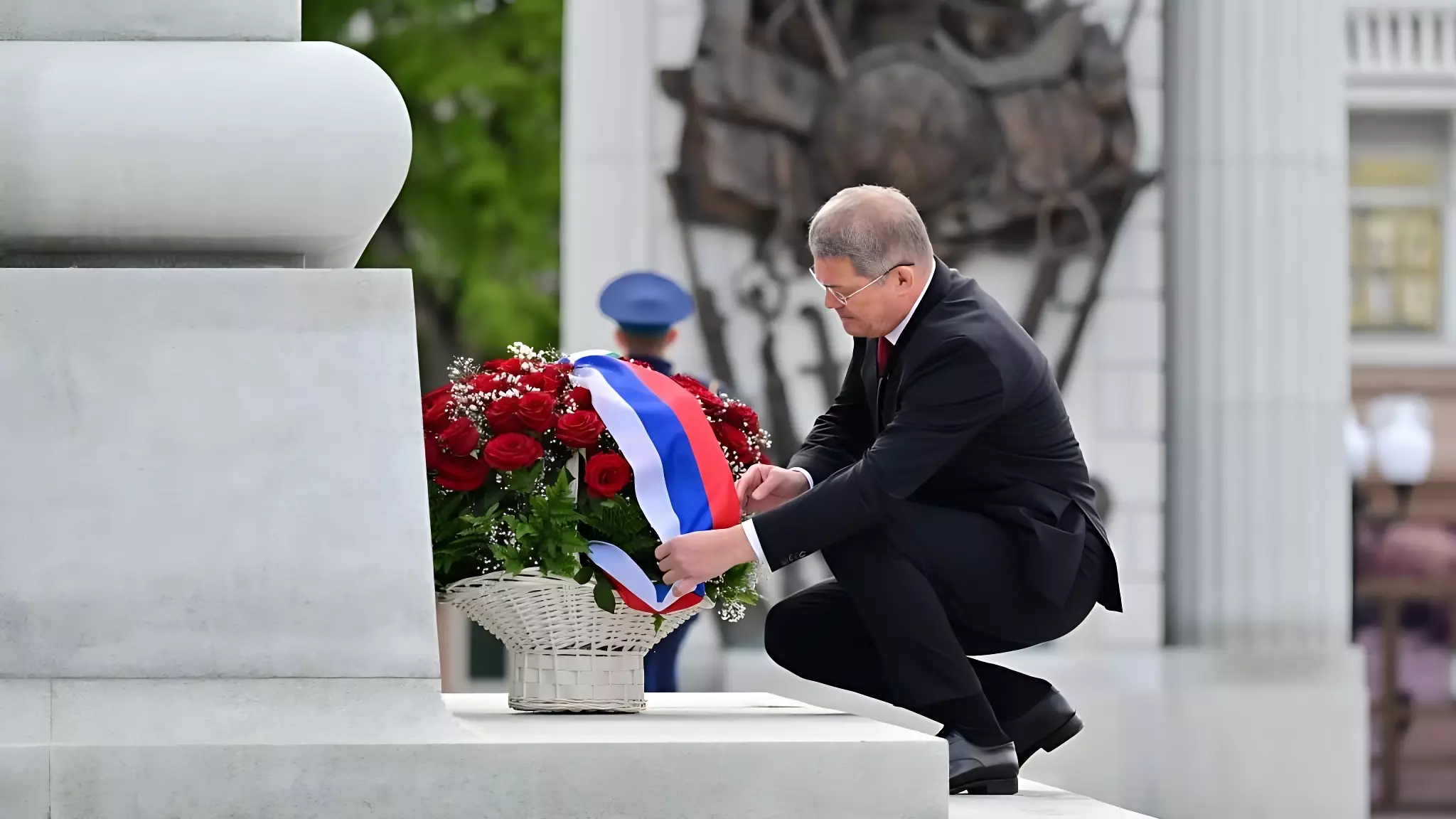 Хабиров возложил цветы к памятнику генерала Шаймуратова