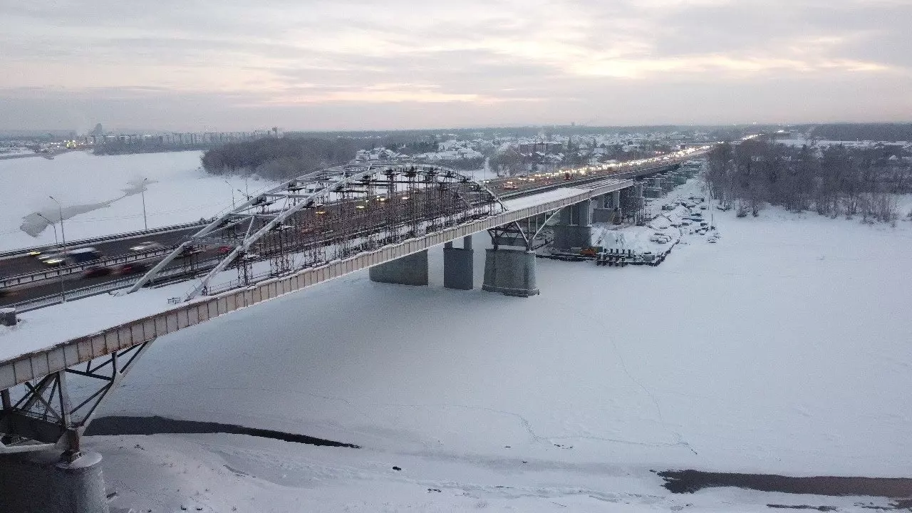 В Уфе строители начали убирать 280-тонную арку Бельского моста
