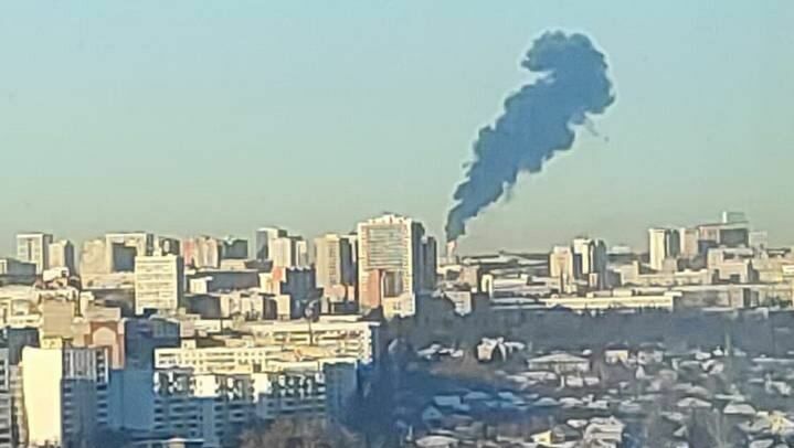 Очевидцы показали видеозапись с промзоны в Уфе, откуда сегодня валил черный дым