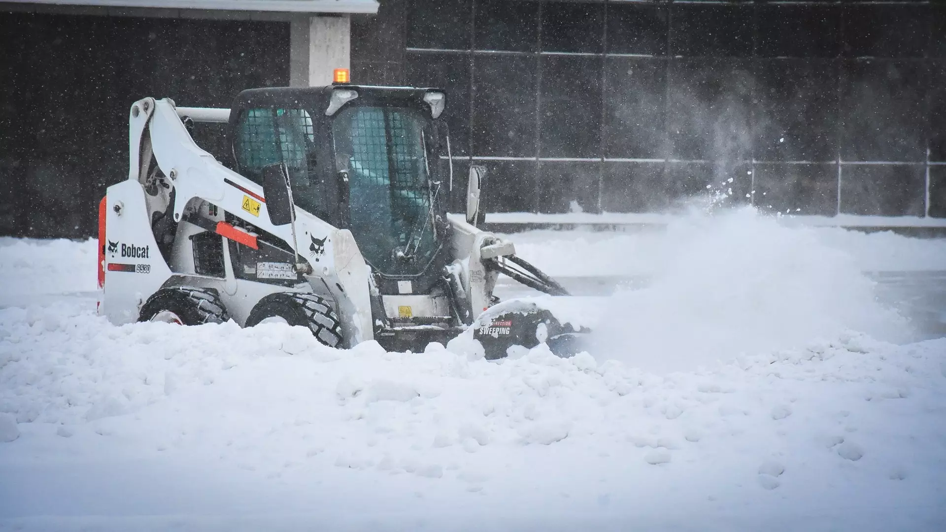 Уфимские чиновники отчитались об уборке снега фото, сделанным на другой улице