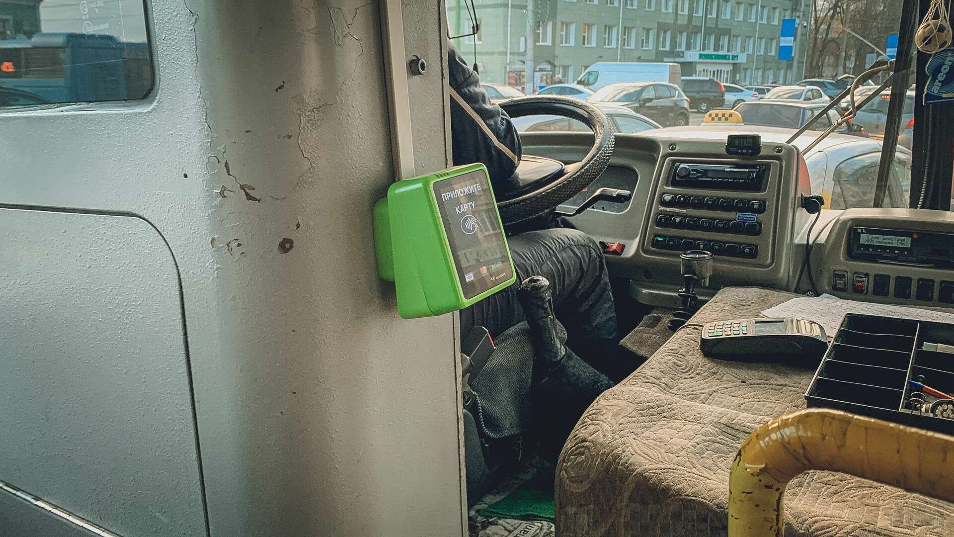 В Уфе водитель автобуса разговаривал по телефону во время движения