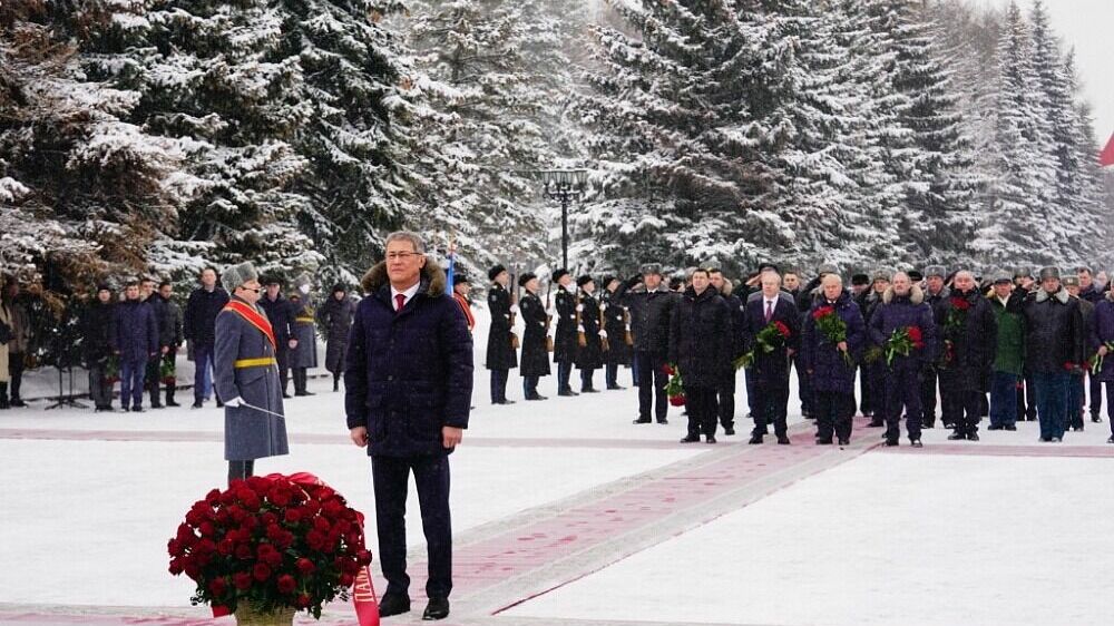В Уфе Радий Хабиров возложил цветы к Вечному огню и памятнику Шаймуратову