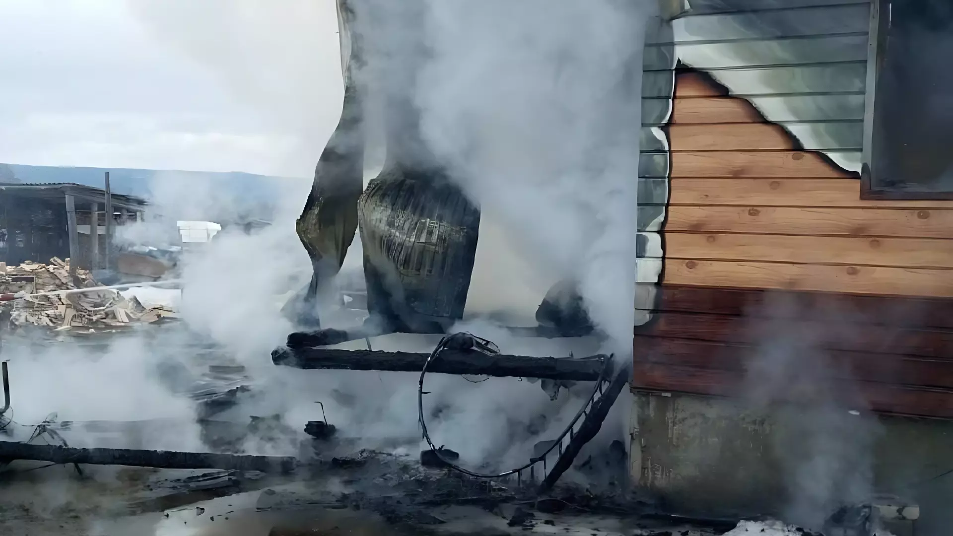 Дети пытались высушить одеяла, но сожгли дом в Башкирии