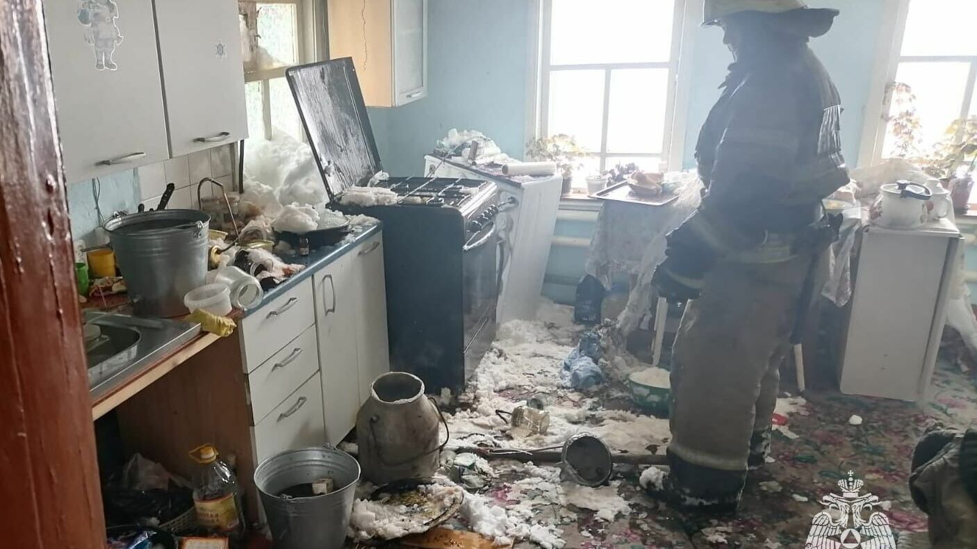 В Башкирии при взрыве самогонного аппарата в жилом доме пострадали мужчина и женщина