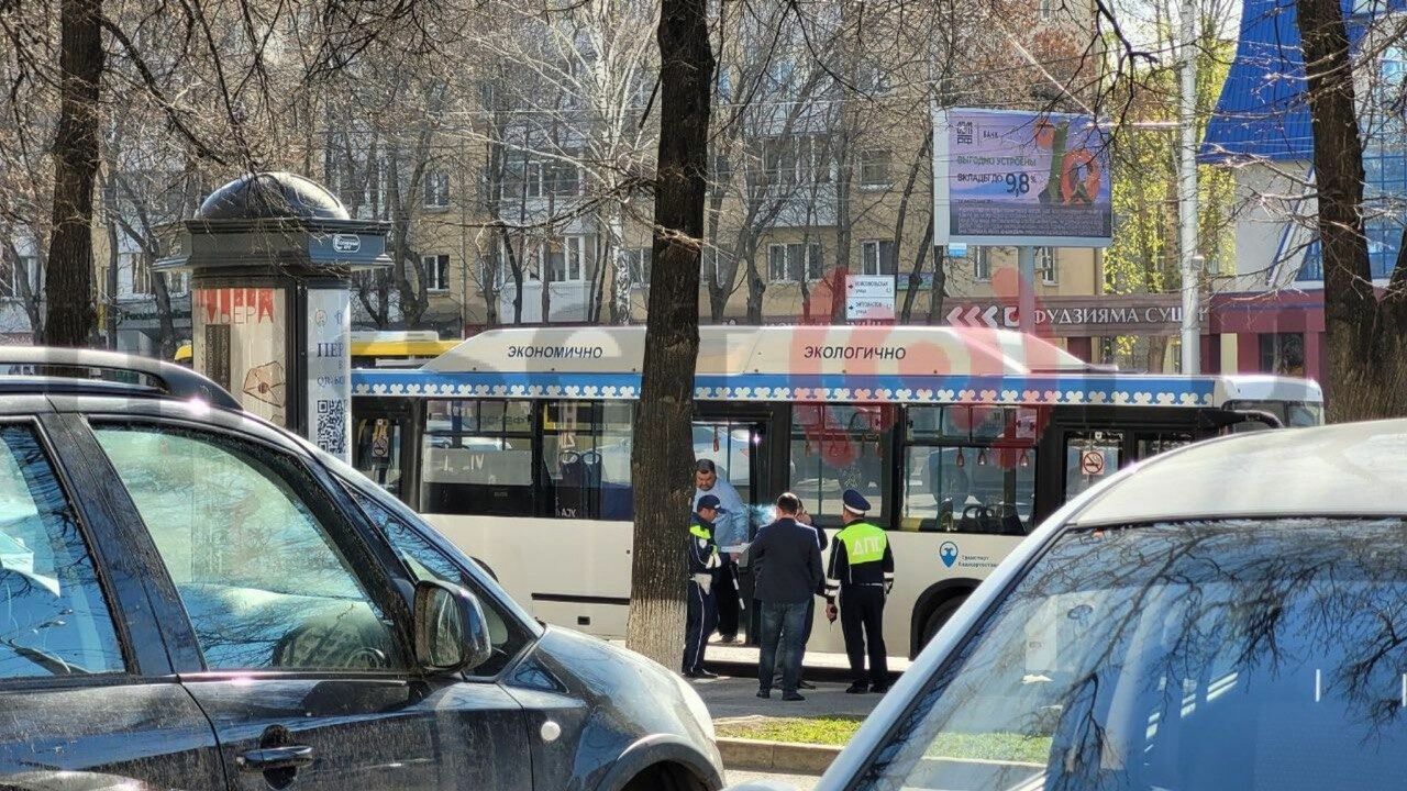 В Уфе пассажирский автобус попал в ДТП на Шафиева и перекрыл часть проспект Октября