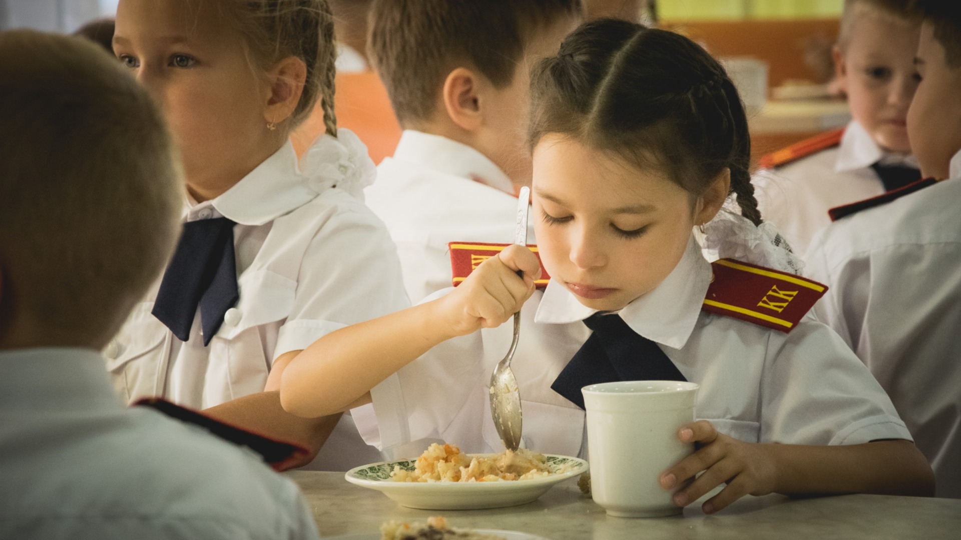 Новые расценки на школьное питание утвердил мэр Уфы Ратмир Мавлиев