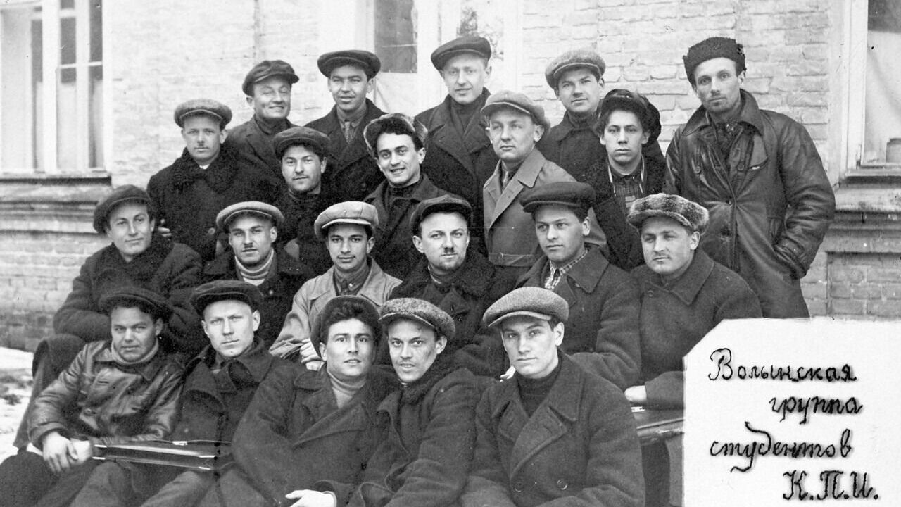 «Иван Катеринич (в нижнем ряду, в центре) окончил Киевский политехнический институт»