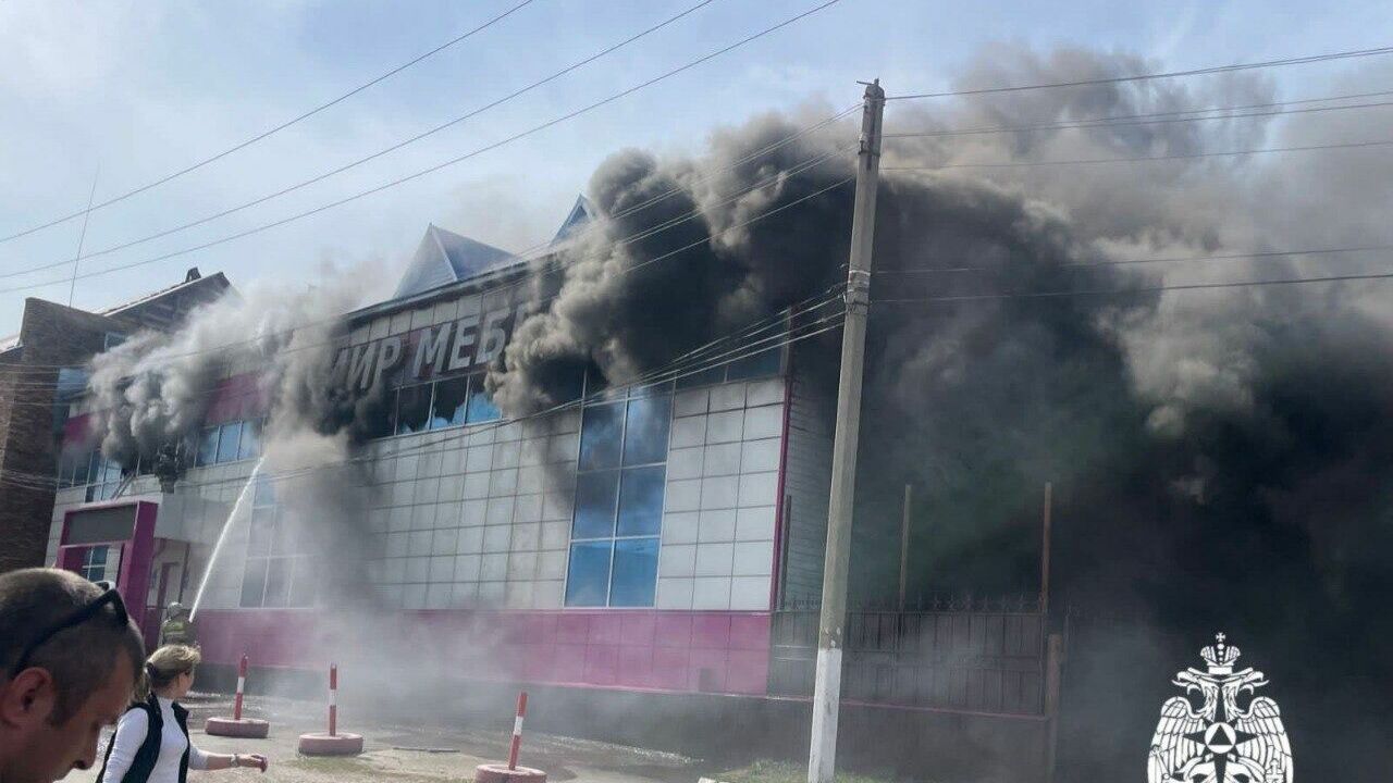 Все в дыму и огне: в Белебее горит крупный мебельный магазин