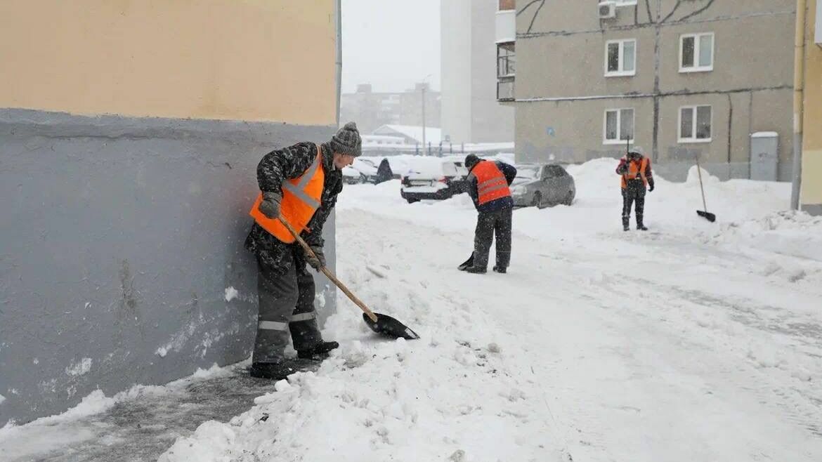 Мэр Уфы проверил уборку снега в некоторых районах города