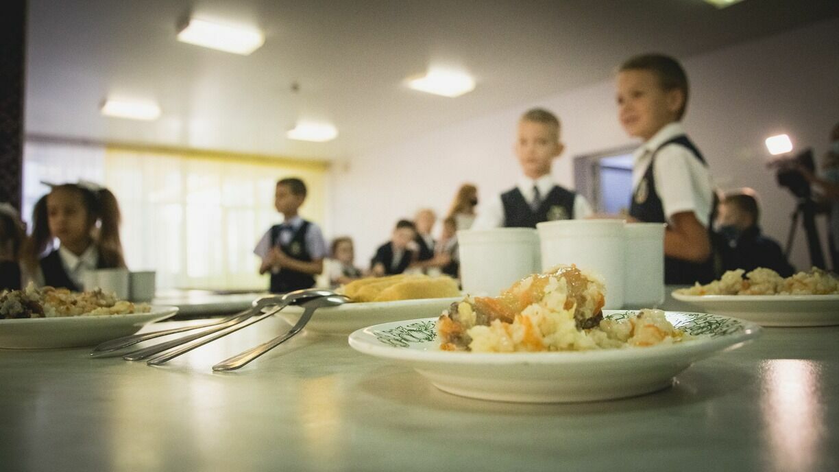 Хабиров выслушал доклад о питании в школах и послал чиновников искать пустые тарелки