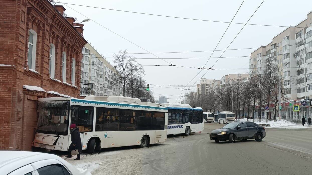 Следком Башкирии заинтересовался ДТП в центре Уфы с двумя автобусами