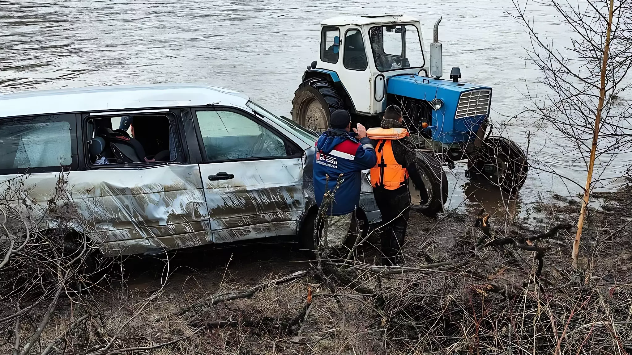 Припарковал машину у реки: в Башкирии утонула иномарка с прицепом