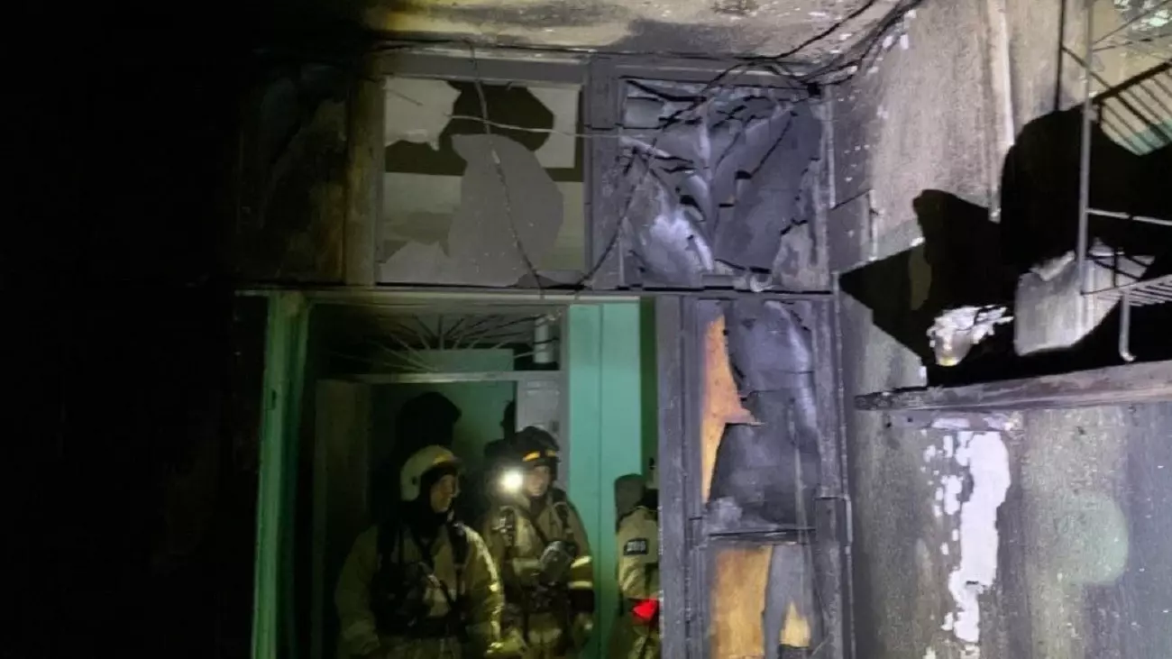 В Уфе ночью пожарные вывели из горящего дома 12 человек