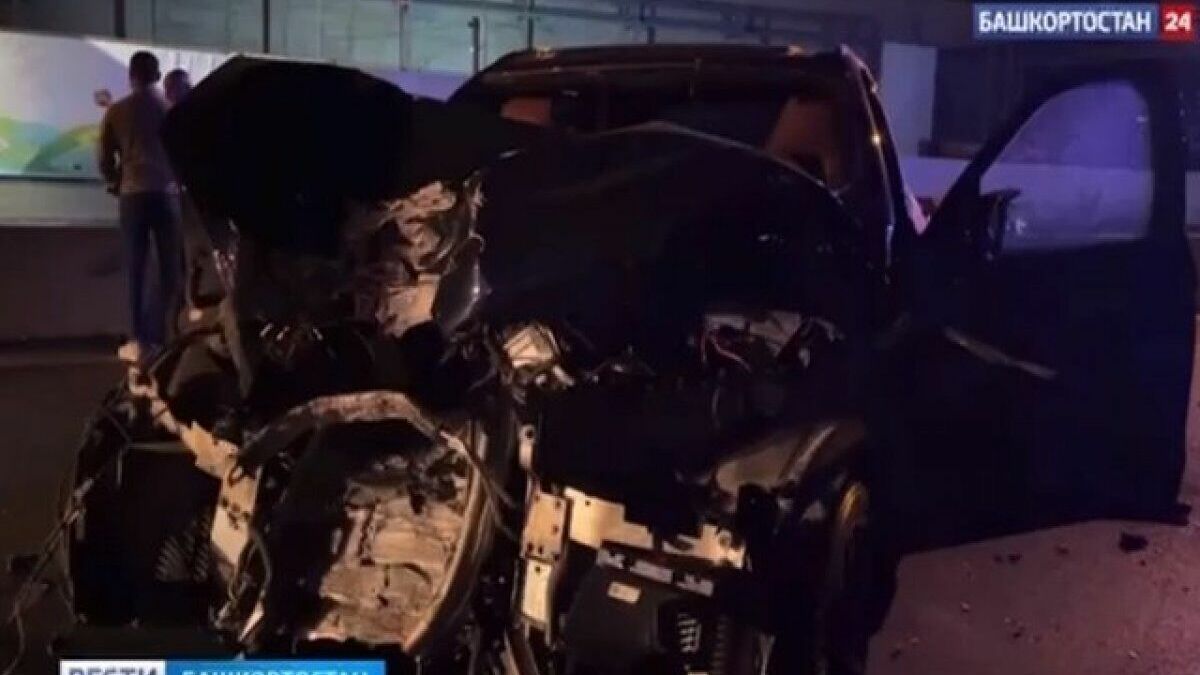 Водитель BMW погиб на скорости столкнувшись с электроопорой в Уфе вечером 9 мая
