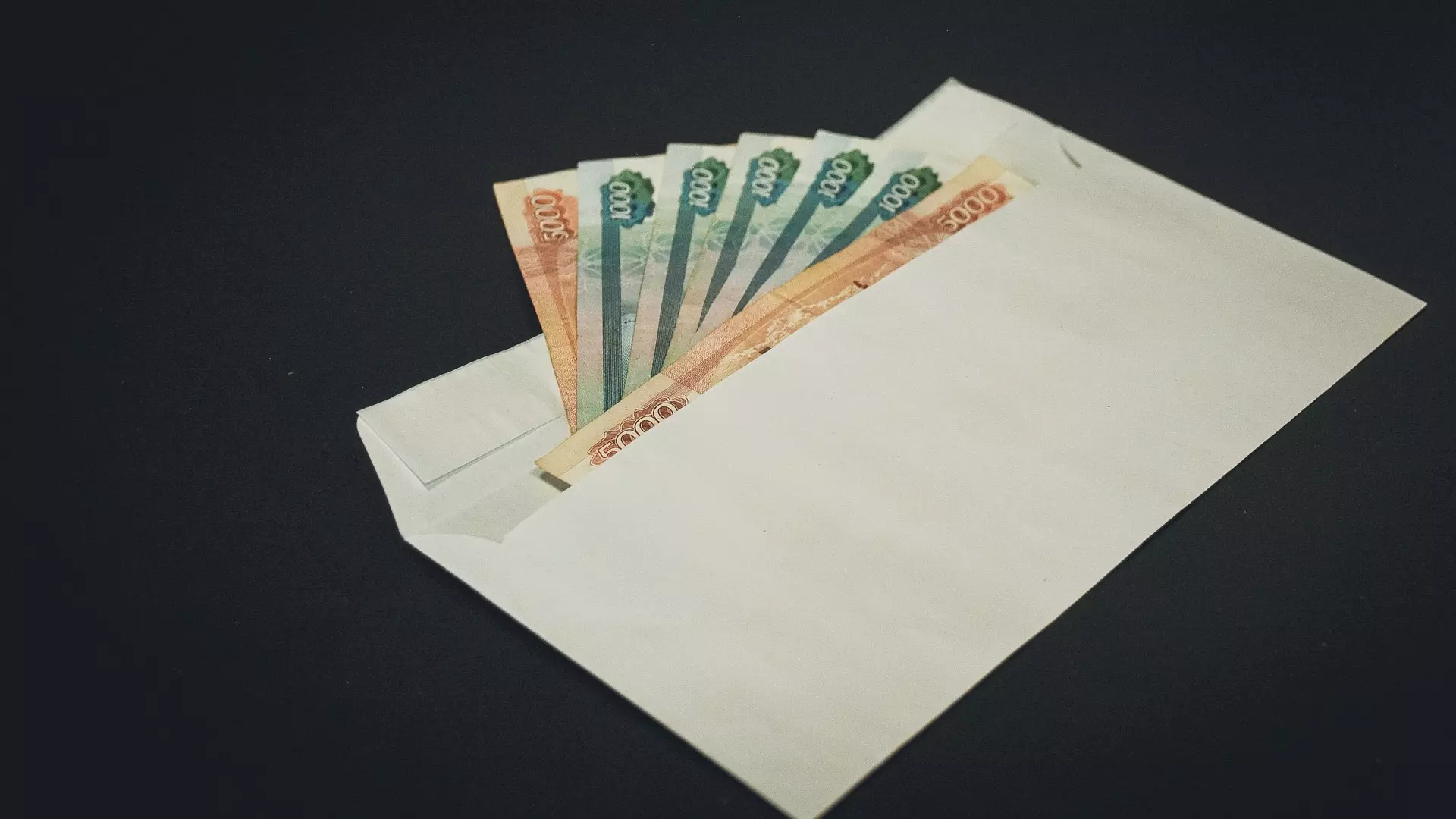Центробанк показал новые купюры в 1000 и 5000 рублей