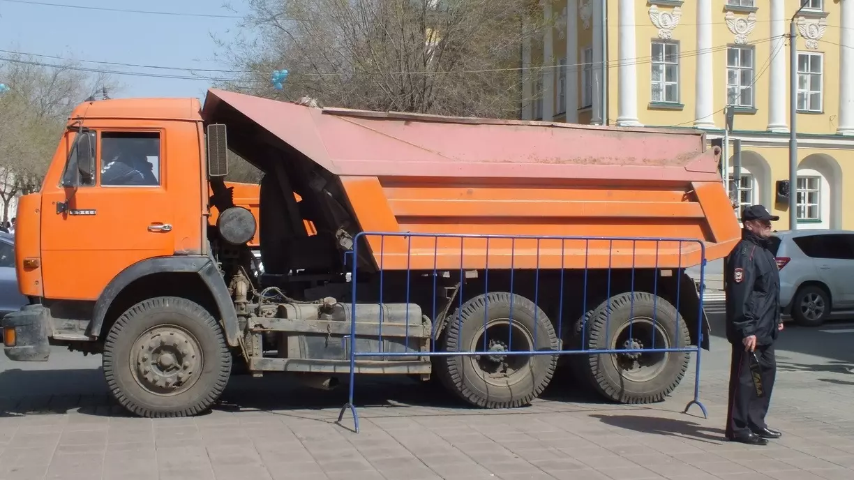 В Башкирии судебные приставы отобрали у водителя грузовик посреди дороги