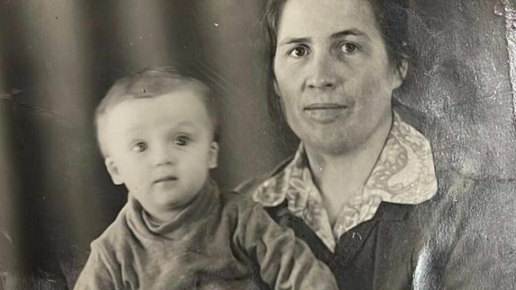 Премьер-министр Башкирии Андрей Назаров показал семейное фото с матерью