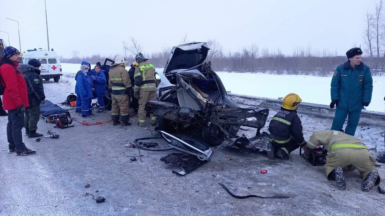 На трассе Уфа-Оренбург близ Салавата в массовом ДТП погибли 2 человека и 4 пострадали