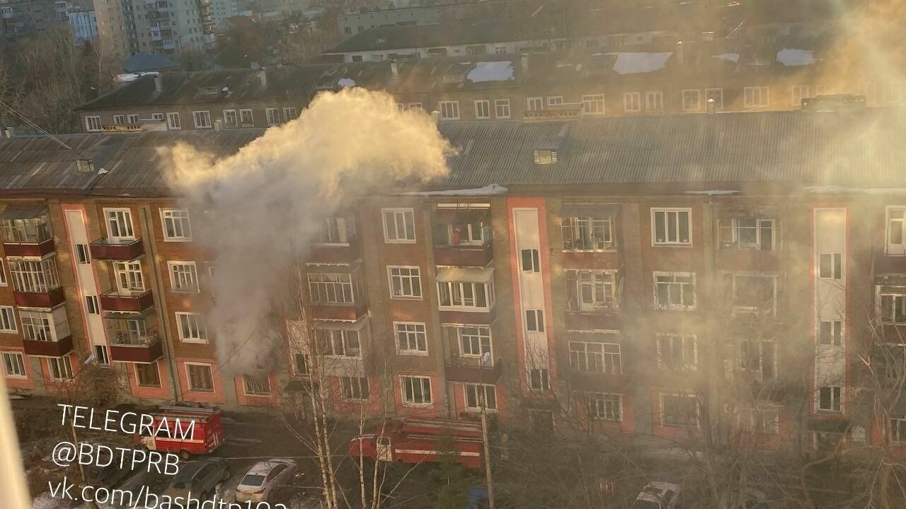 Из горящей 4-этажки в Уфе эвакуировали 15 человек, включая троих детей