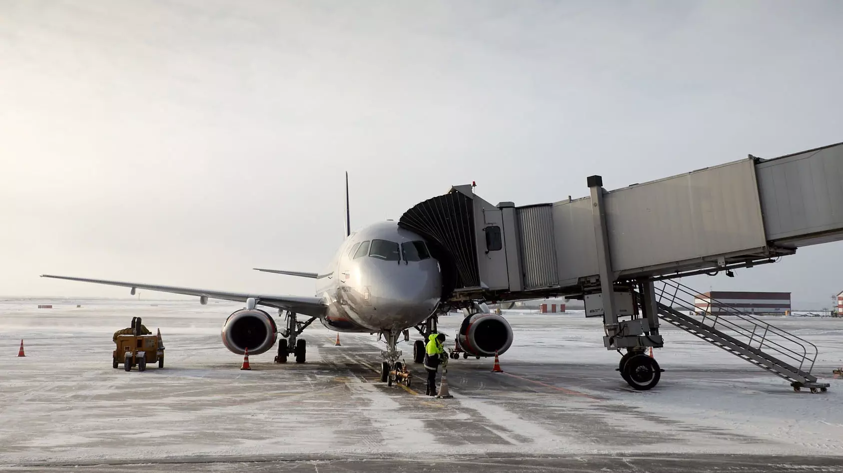 Подавший сигнал бедствия самолет Уфа — Омск вернулся в аэропорт вылета