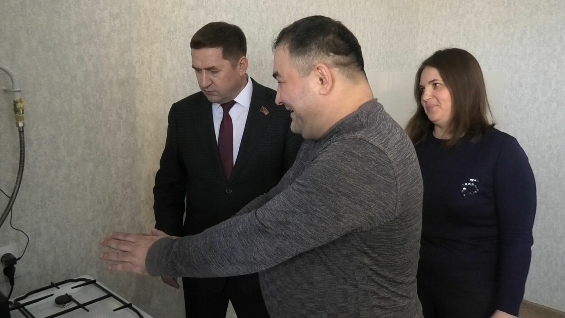 Депутат из Башкирии посмотрел квартиру, которую отец ребенка-инвалида выбил у властей