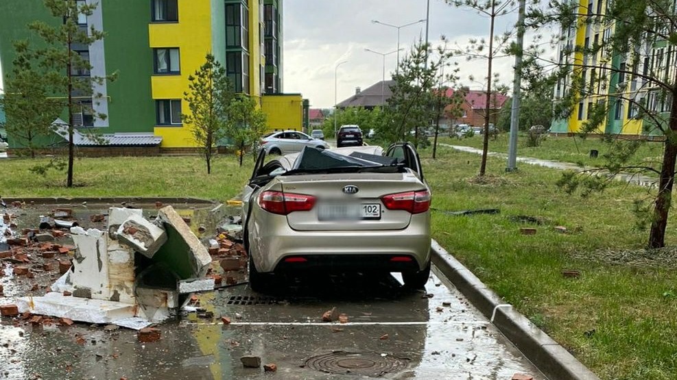 Стали известны подробности обрушения крыши на припаркованный автомобиль в Уфе