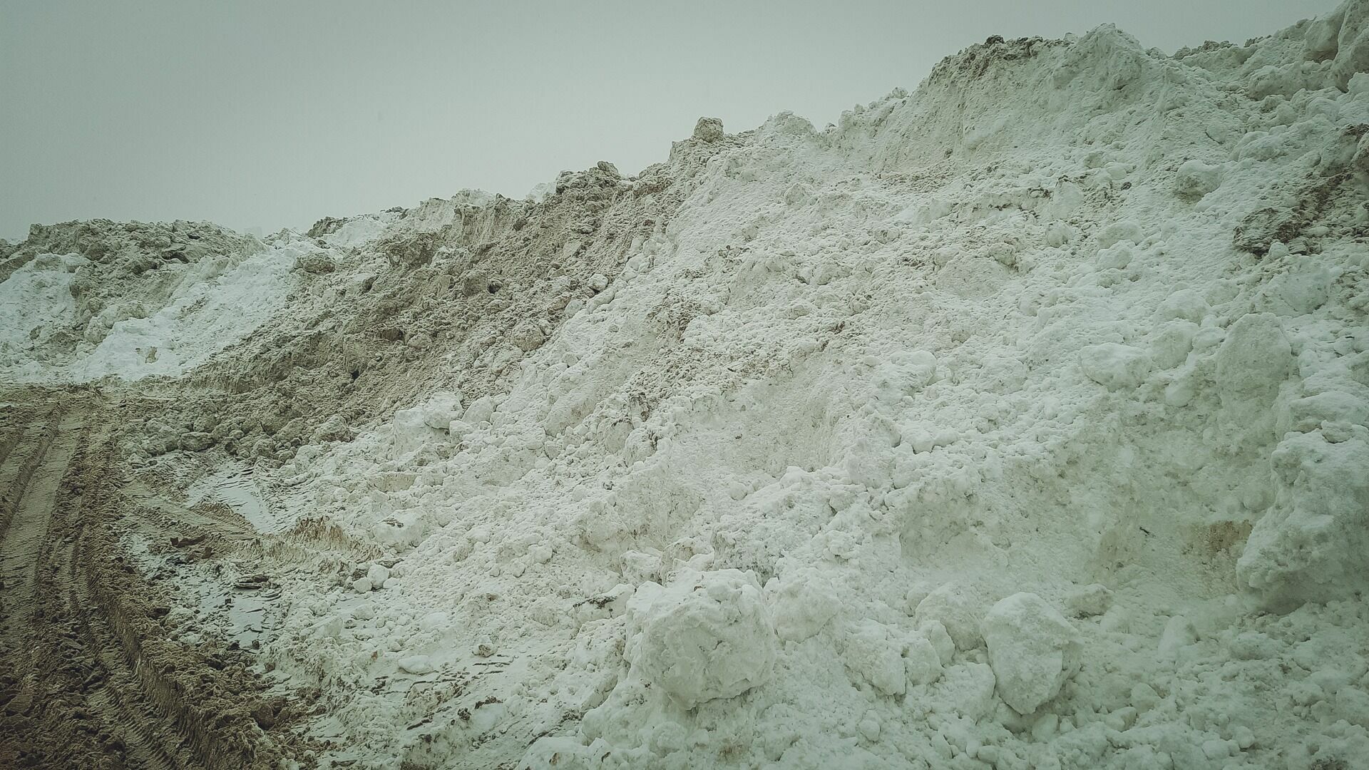 С 23 по 26 февраля в Уфе выпало около 38 сантиметров снега и это еще не конец