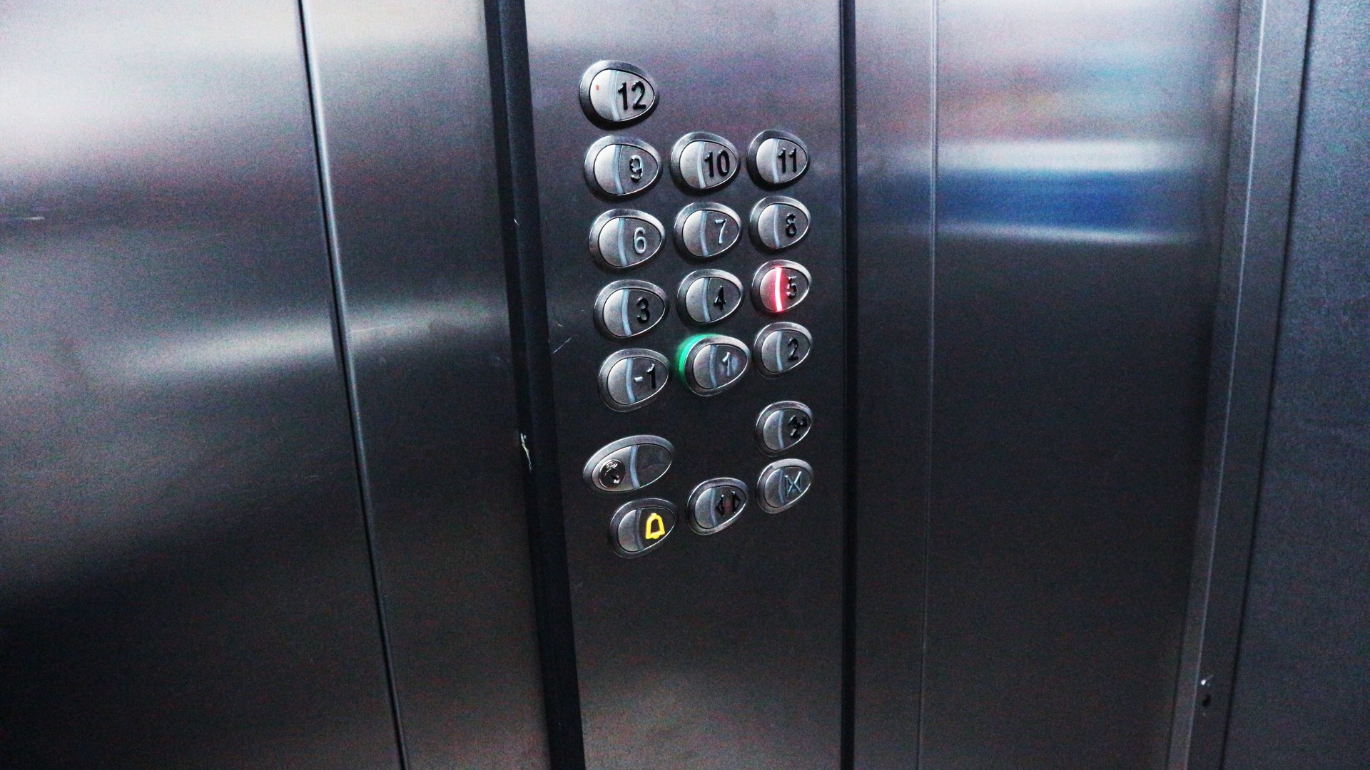 «Казался нормальным»: странный мужчина напугал маленькую школьницу в лифте в Уфе