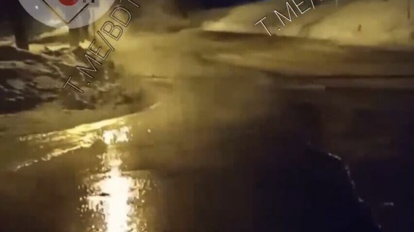 В Уфе по улице Мира в Черниковке на пути в школу ночью разлились реки воды