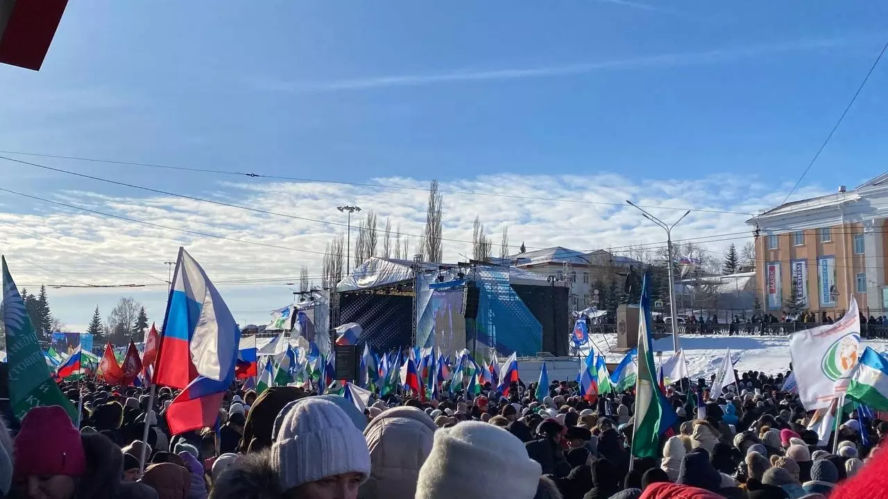 На митинг-концерт в поддержку Радия Хабирова в Уфе пришло около тысячи человек