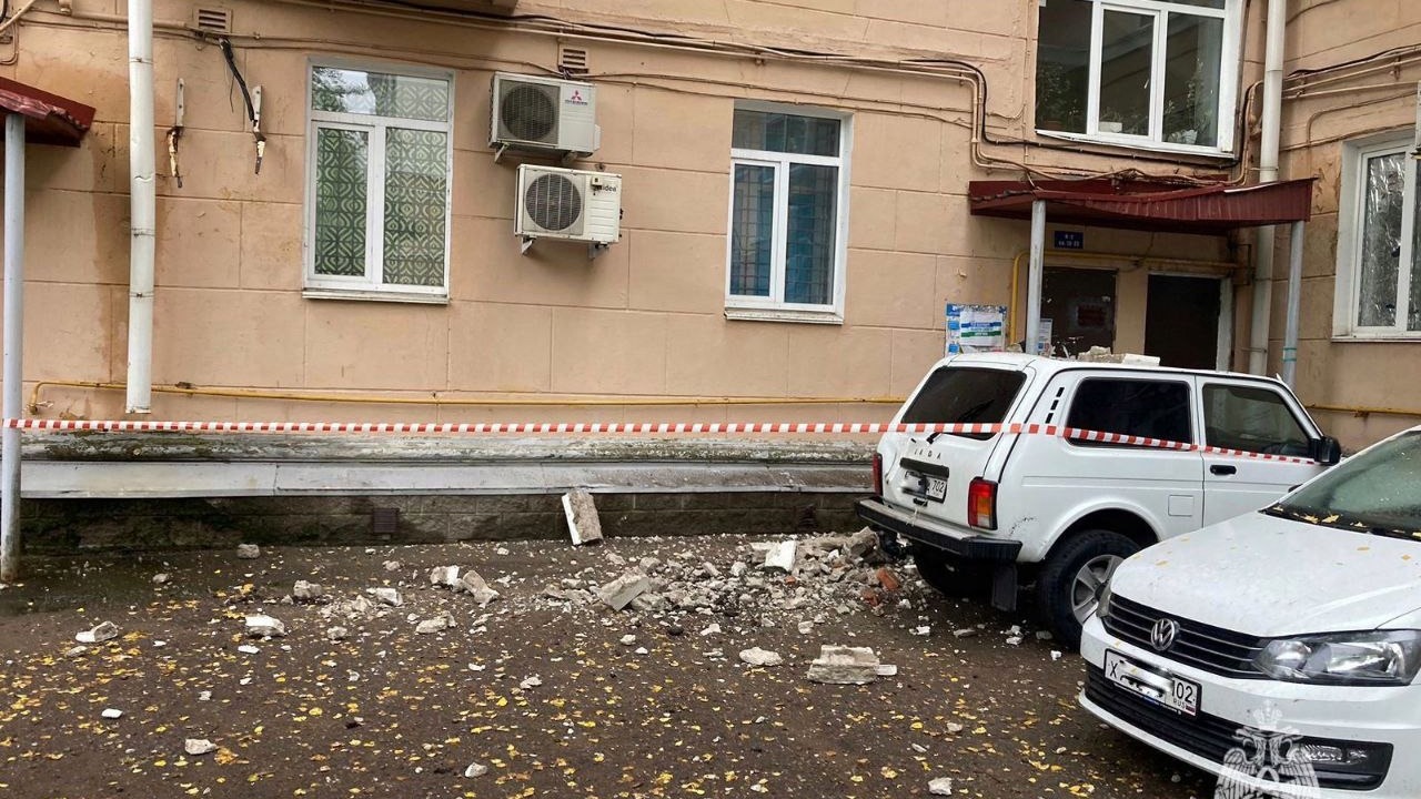 В Уфе из-за обрушения фасада пострадала припаркованная машина