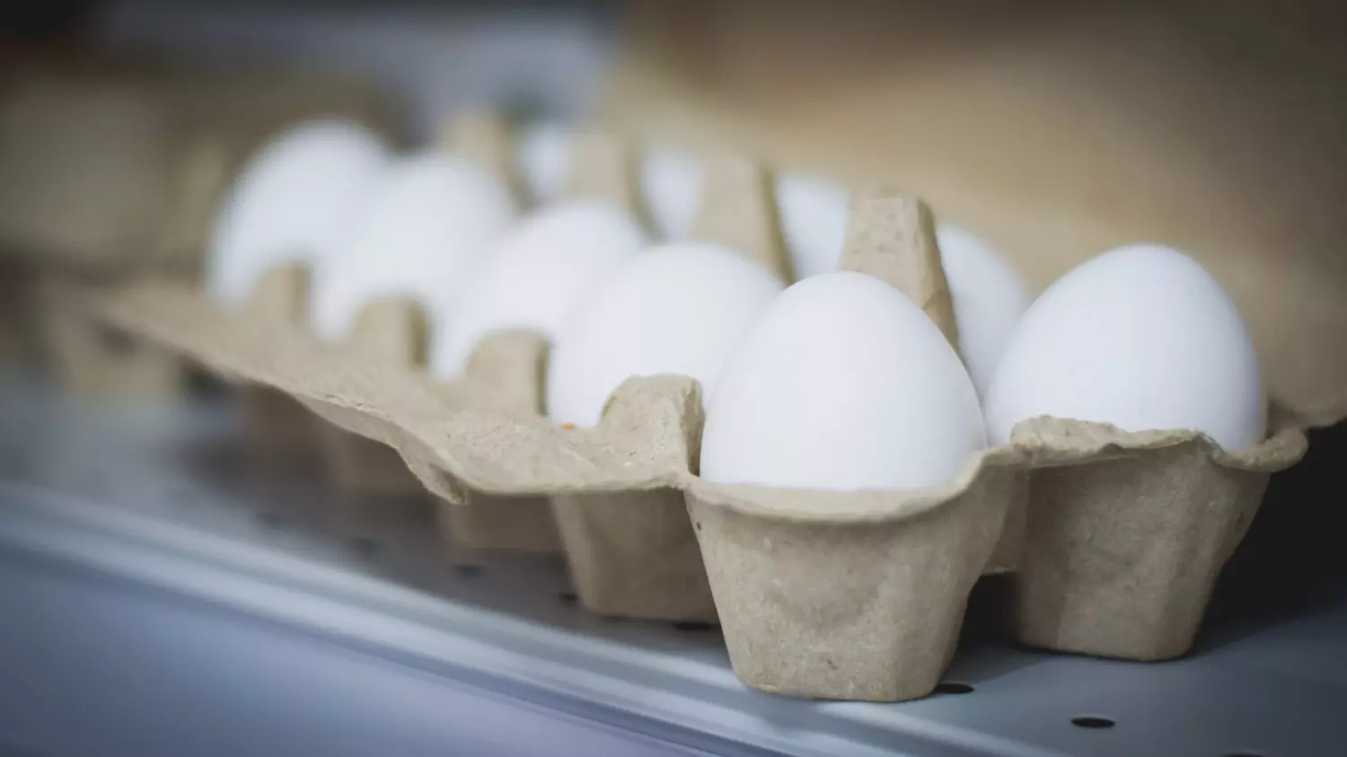 Яйца — необходимый элемонт для эластичности блинного теста
