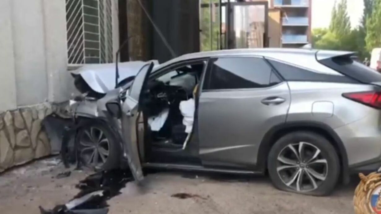 В Стерлитамаке водитель Lexus RX350 на скорости врезался в жилой дом и погиб
