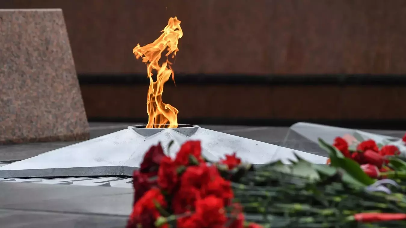 Путин возложил цветы к могиле Неизвестного солдата