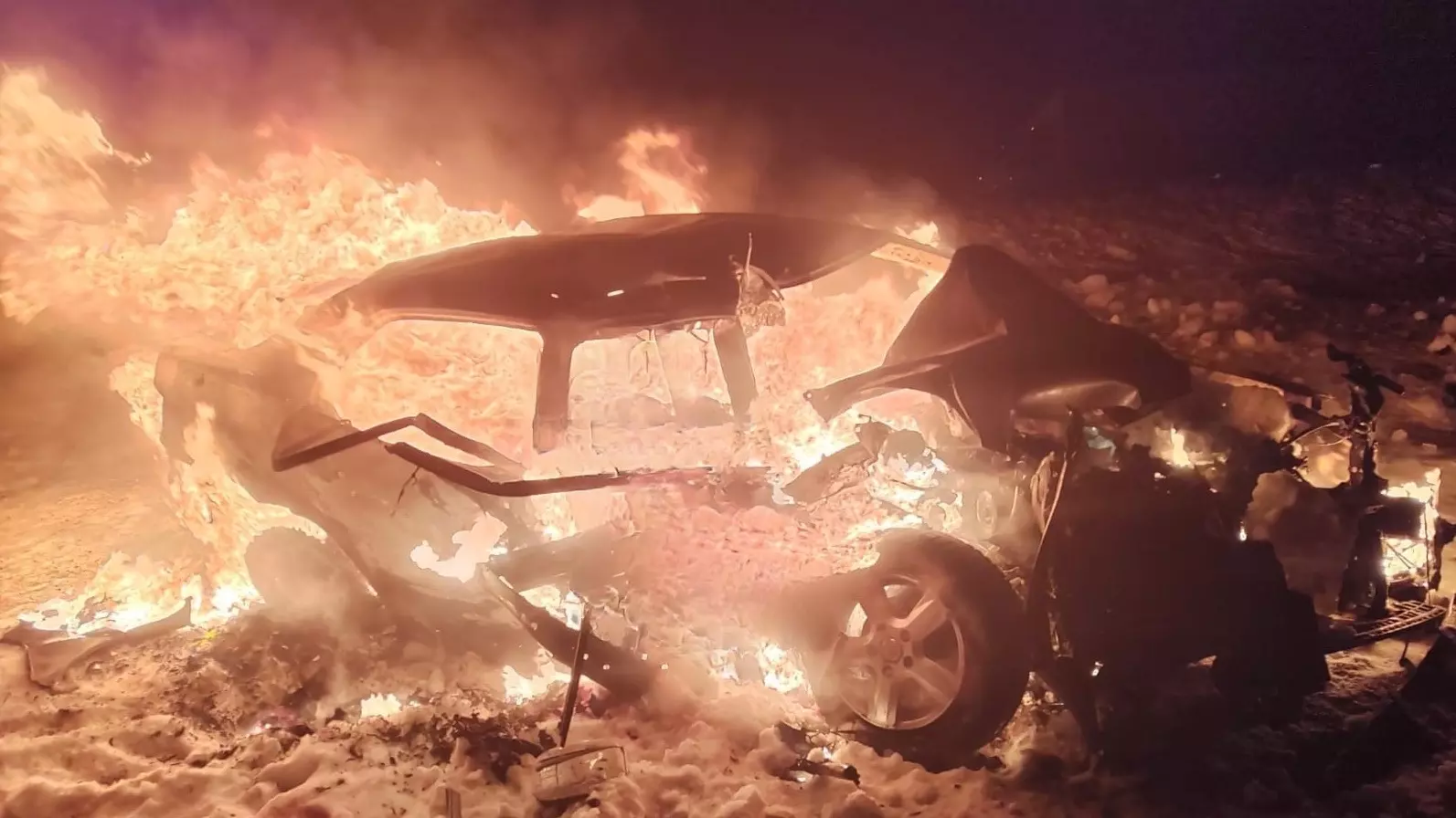 На подъезде к Уфе заживо сгорели в автомобиле четыре пассажира