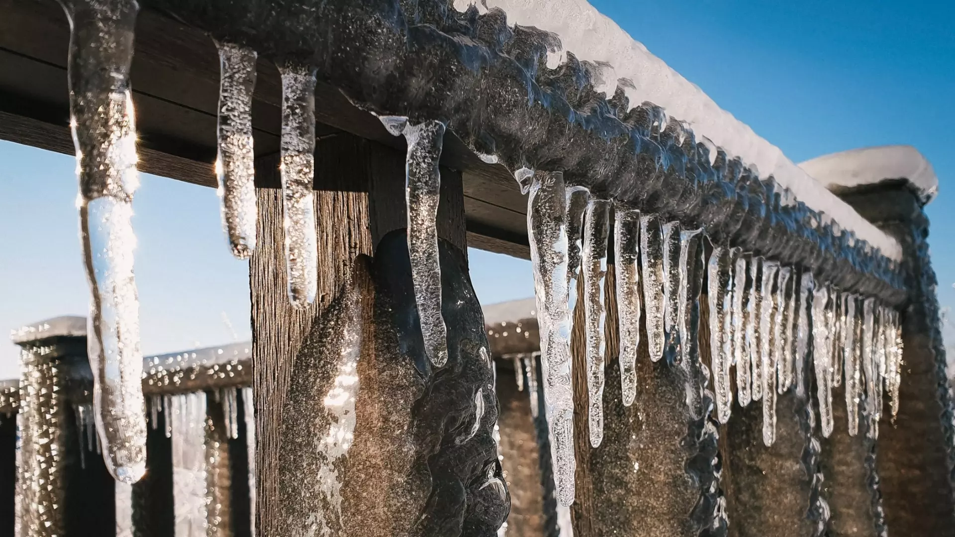 Жителей Уфы предупреждают о возможном сходе снега и сосулек с крыш