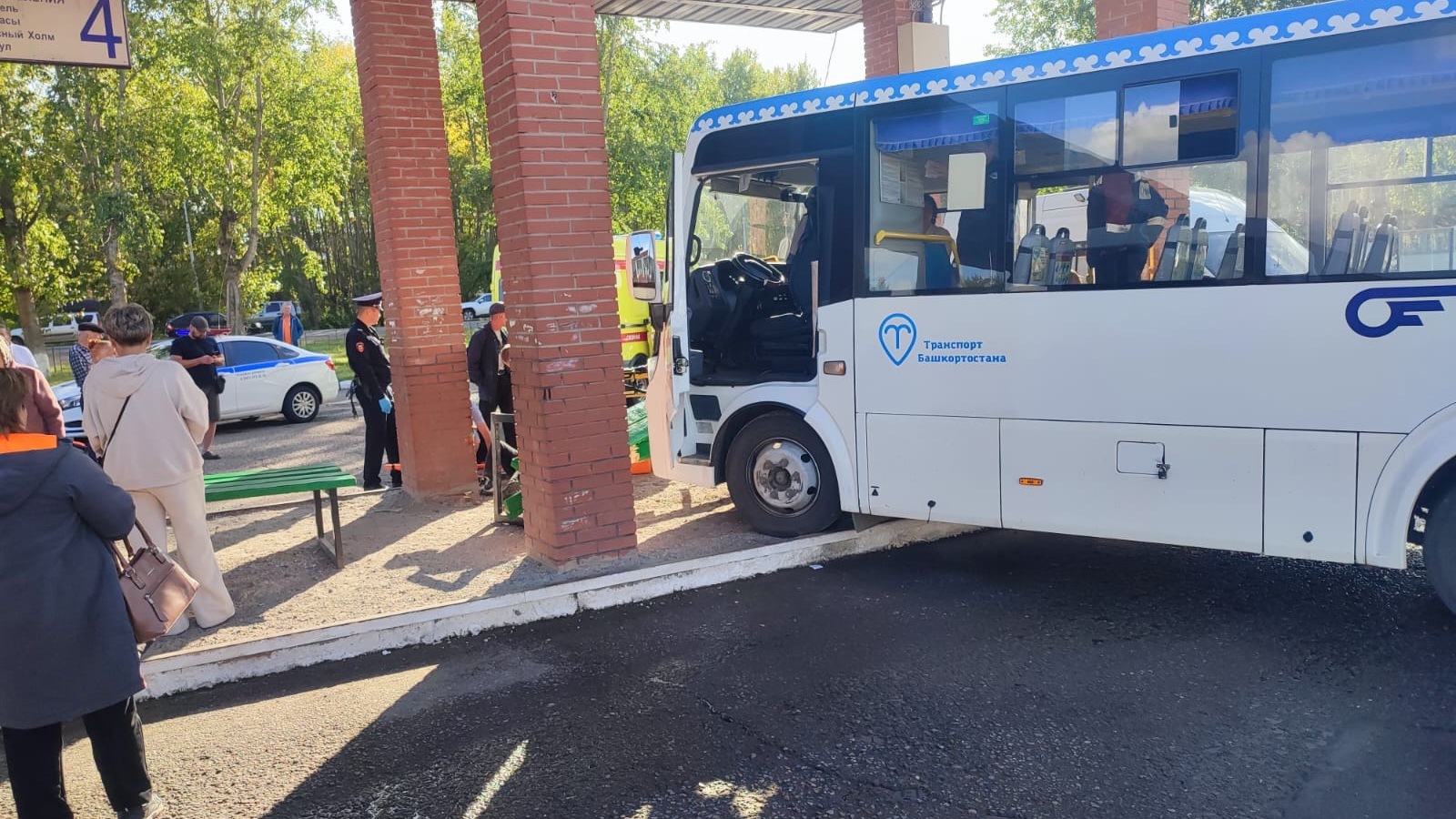 Перевозчик прокомментировал ситуацию с автобусом, врезавшимся в остановку в Башкирии