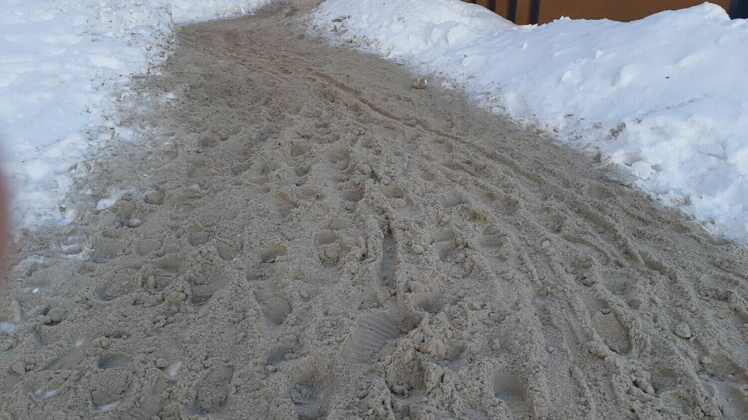 Снежная каша на улице Армавирской. Под ней - лед
