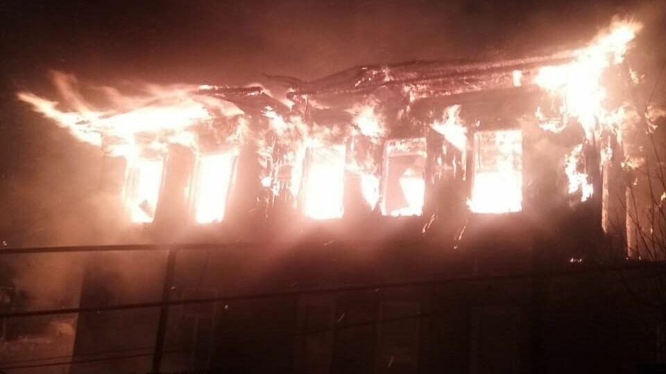 В центре Уфы ночью на площади 300 метров горел очередной дом барачного типа