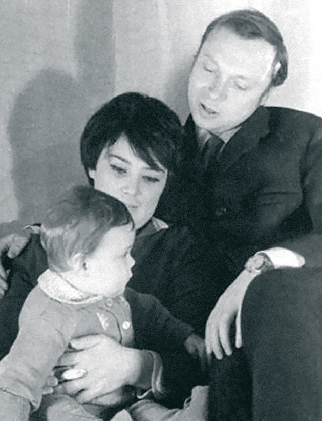 «Валерий с женой Нелли и первой дочкой Анжелой.
Фото из архива Донецкой филармонии».