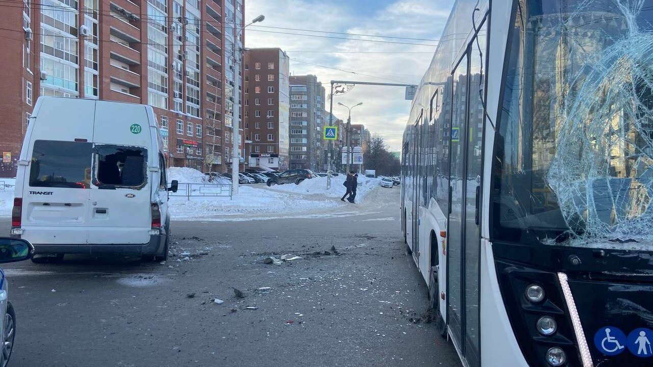ДТП с двумя пассажирскими автобусами произошло на улице Менделеева в Уфе 