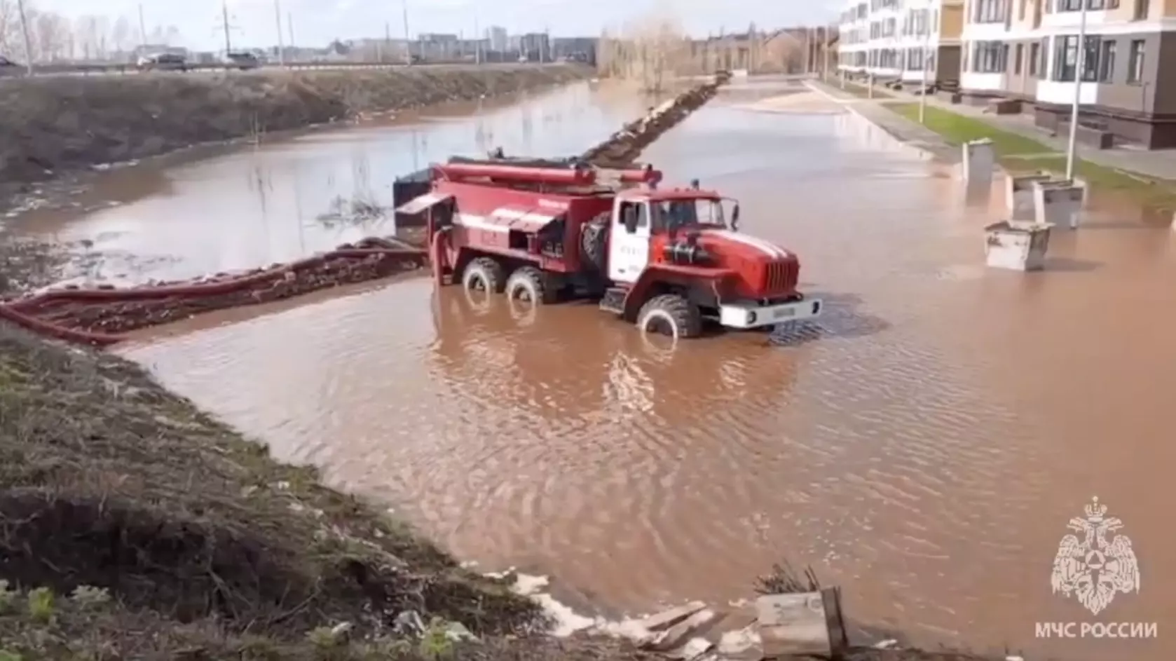 Башкирские спасатели откачивают воду в Оренбуржье