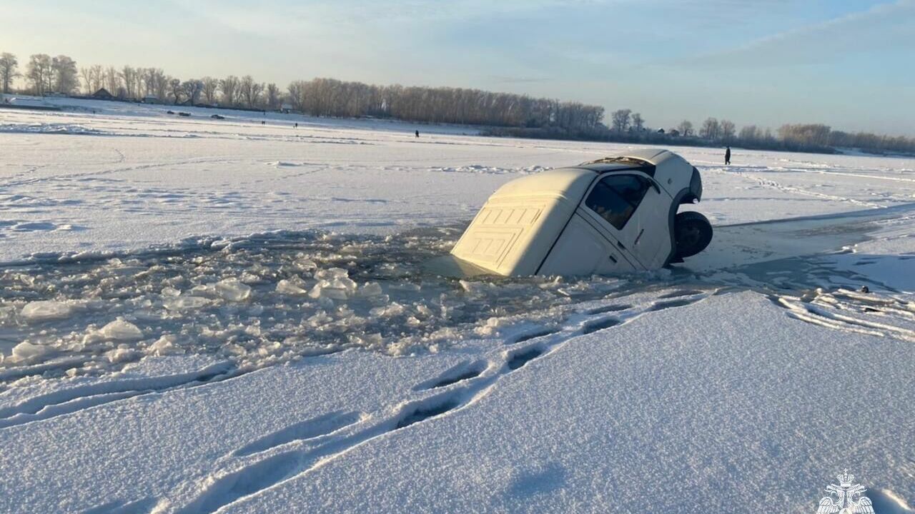 В Башкирии водитель чудом выжил после того как провалился под лед с 1,5 тоннами груза