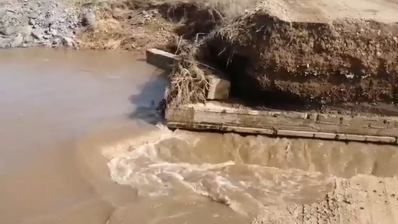 В Башкирии мост не выдержал паводка и разрушился на глазах у людей